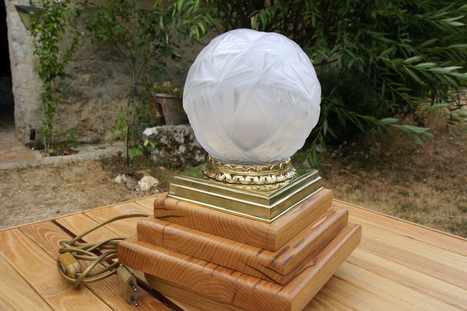 Lampe en bois recyclé, vue d'ensemble avec verrerie givrée