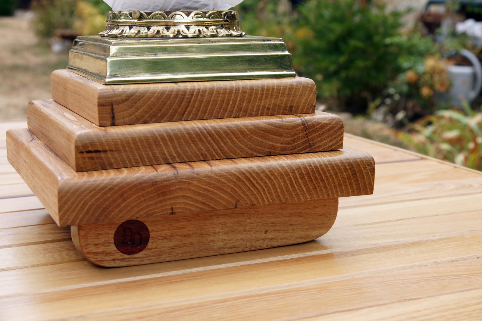 Lampe artisanale en bois d'acacia massif avec verrerie givrée et monture en laiton